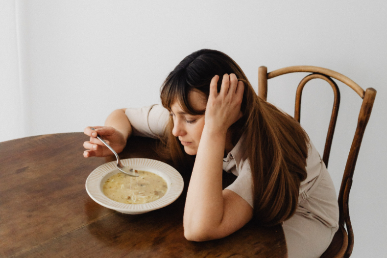 光喝湯不會瘦！5個錯誤的喝湯方法：邊吃飯邊喝對胃造成負擔更易胖