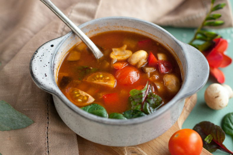 光喝湯不會瘦！5個錯誤的喝湯方法：邊吃飯邊喝對胃造成負擔更易胖