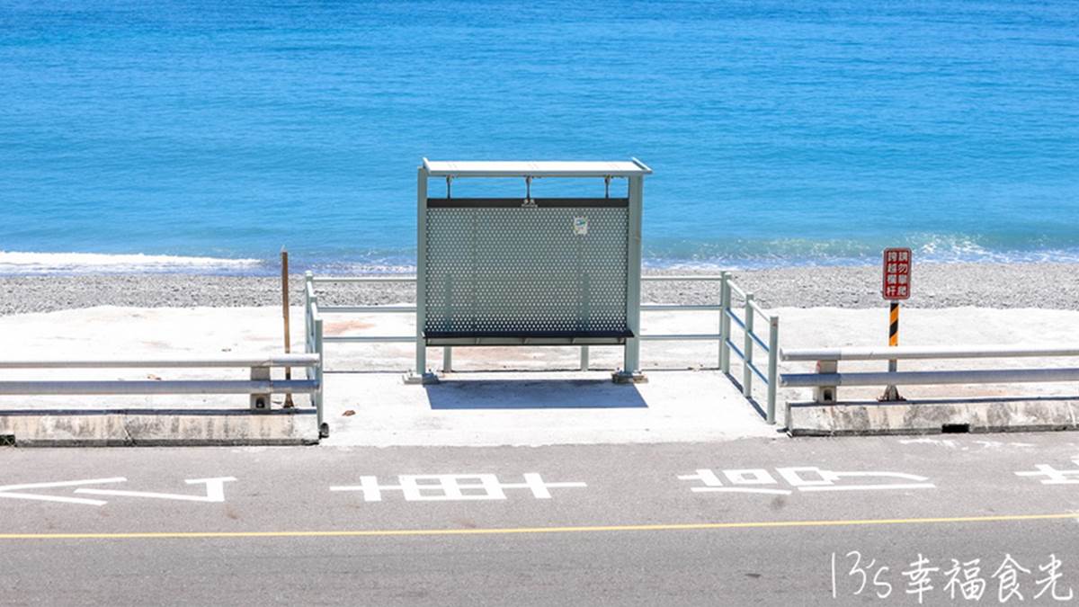 這座超美的靠海公車亭，是IG打卡熱點之一。（圖片來源：13‘s幸福食光-旅遊美食部落格）