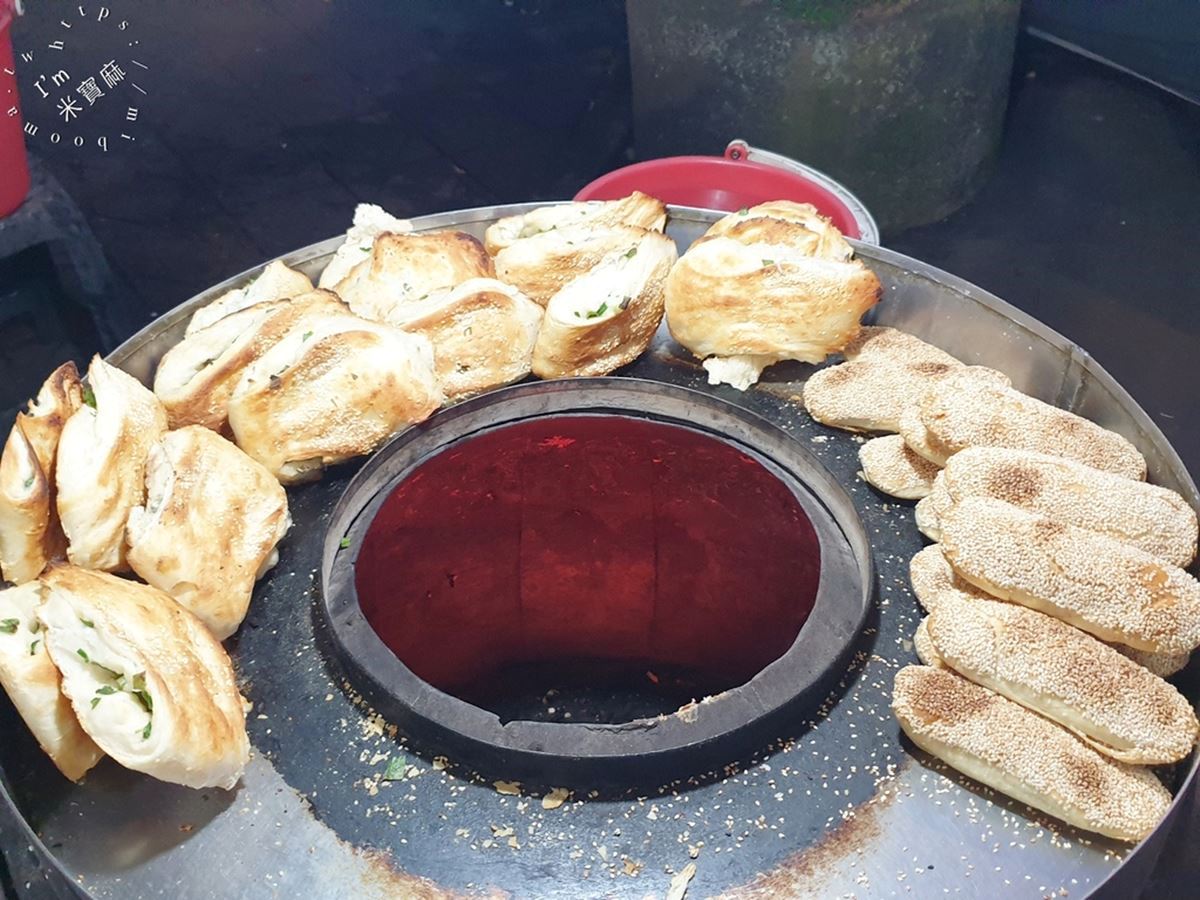新疆人一天不吃都不行！烤「饢」炭香＋麵香嚼勁十足，台灣「這裡」也吃得到