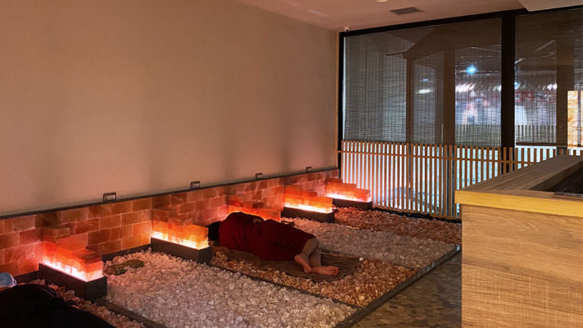 「赤塩岩盤浴」每個床位都鋪滿岩石，溫熱的岩石可以舒緩身體的僵硬。（圖片來源：卡蘿旅遊生活札記）