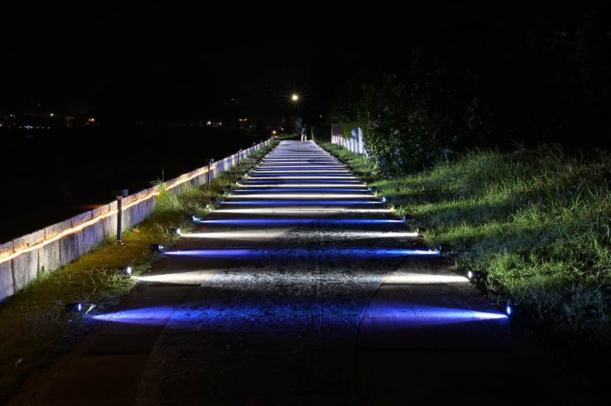 夏天必衝北海岸！白沙灣「40米氣墊溜滑梯」免費玩爆，晚上再逛浪漫海景步道