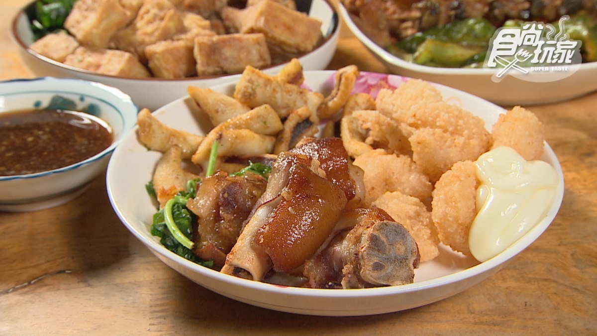 「蕭家鹽酥雞」的品項很特別，例如炸豬腳、炸蝦球，都是市面上的鹽酥雞攤不常見的餐點。