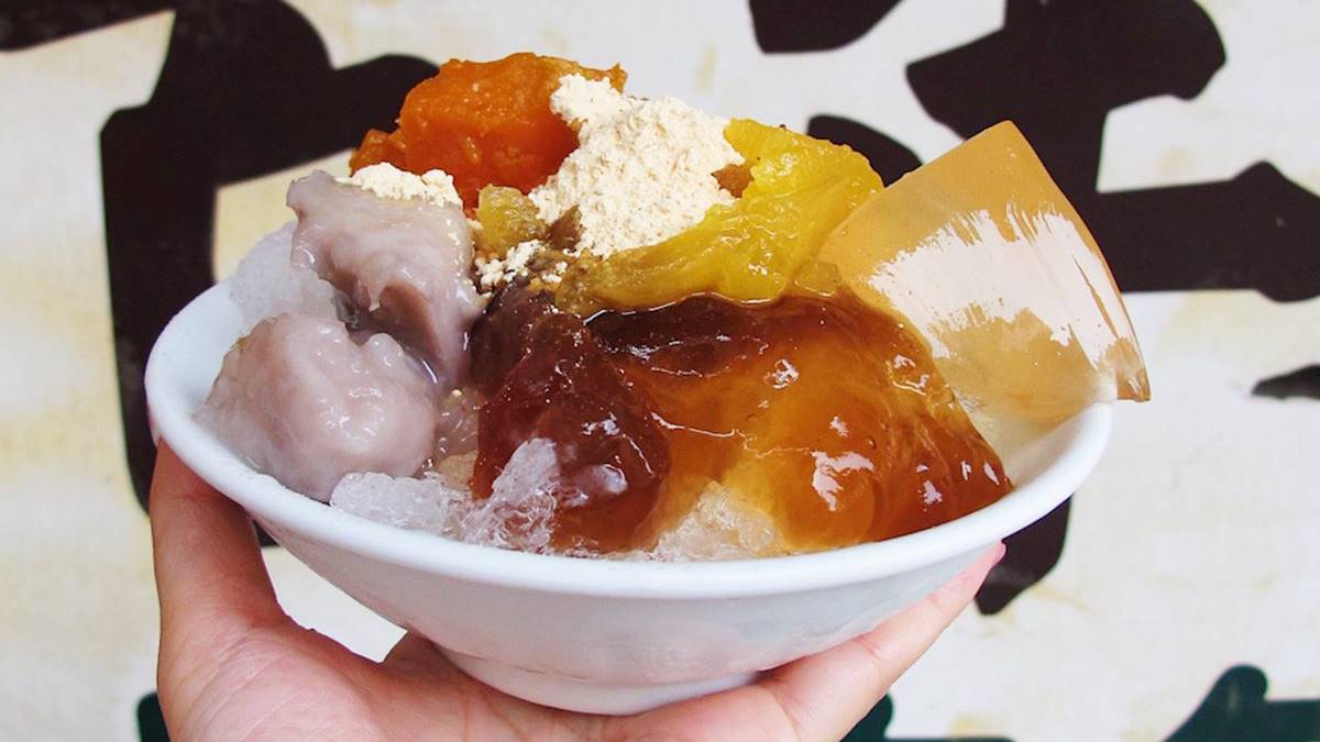 「龍泉冰店」是擁有百年歷史的冰店，靈魂就是上頭的麵茶粉。（圖片來源：傻妞吃台南）