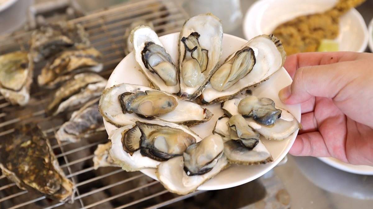 「龍海全蚵宴」提供當地新鮮自產的烤蚵無限吃。（圖片來源：進食的巨鼠）