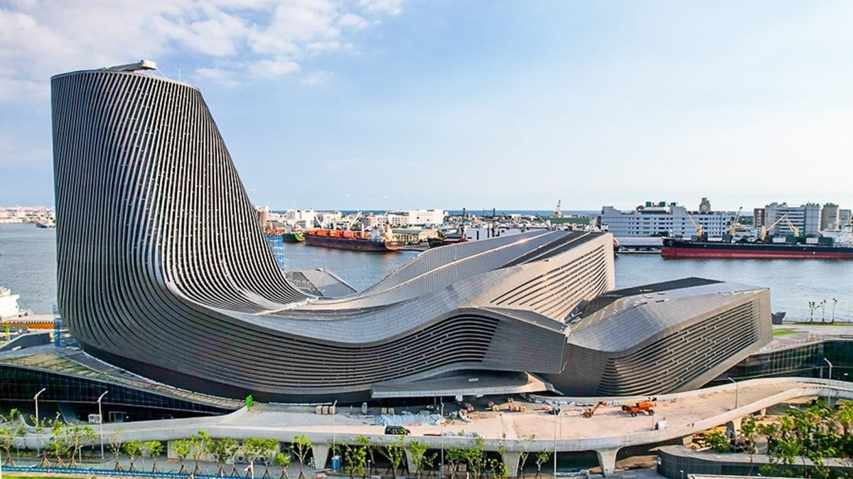 「高雄港旅運中心」主建築就像剛躍出水面的鯨魚般。（圖片來源：跟著尼力吃喝玩樂）