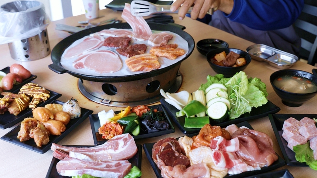 除了提供烤肉吃到飽外，還有像韓式炸雞、辣炒年糕、蔘雞湯等多種韓式料理。（圖片來源：雪倫情報局）