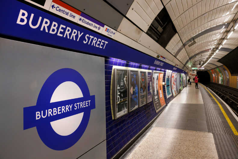 重新定義夏天！Burberry 2024春夏系列「低腰風衣」現身，倫敦地鐵站突換 騎士藍招牌