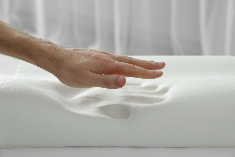 枕頭也要定期洗！3招「正確洗枕頭法」，「這1招」能清除口水、細菌
