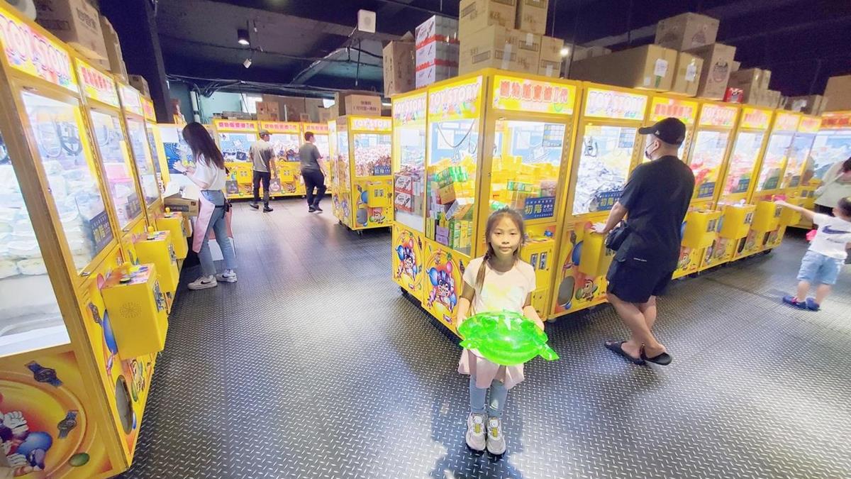 「Fun星球親子樂園」有上百台夾娃娃機，讓人看得眼花撩亂。（圖片來源：晨晨喬喬玩樂日記）