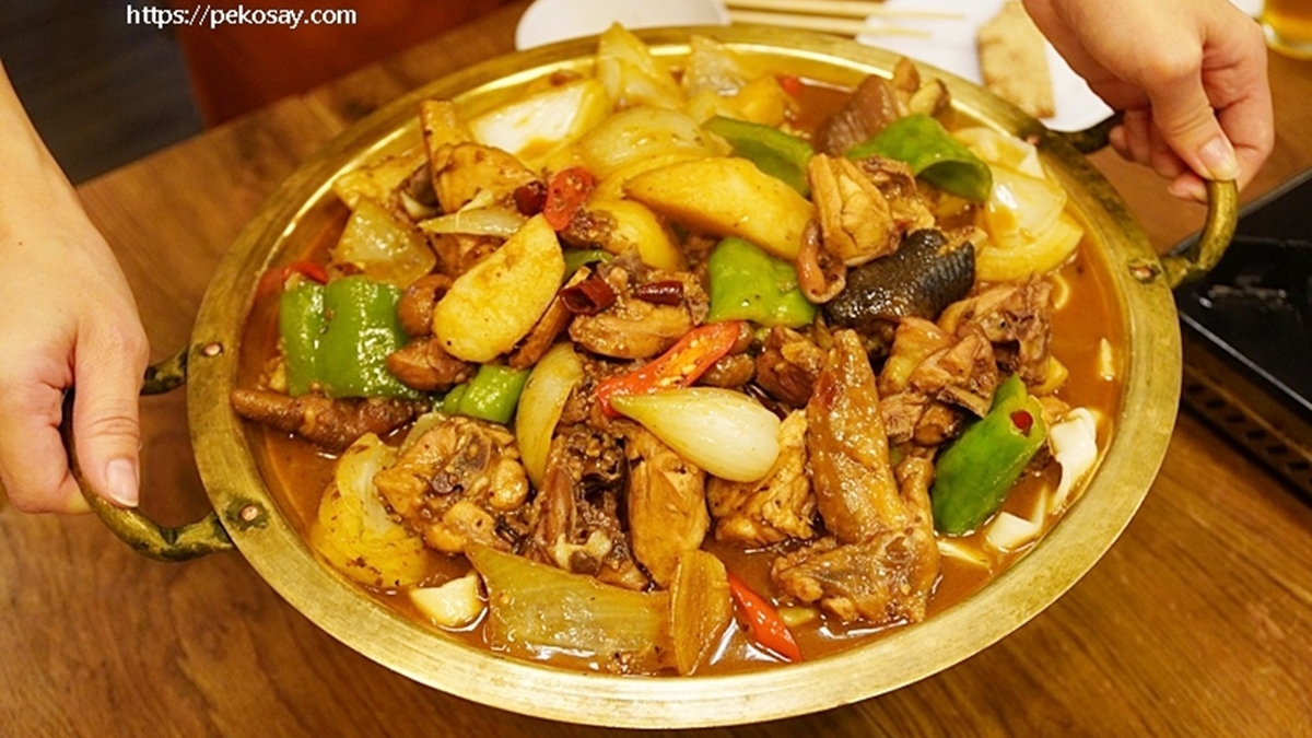 「大盤雞」是經典的新疆料理之一，吃得到嫩雞和麵條。（圖片來源：PEKOのSimpleLife）