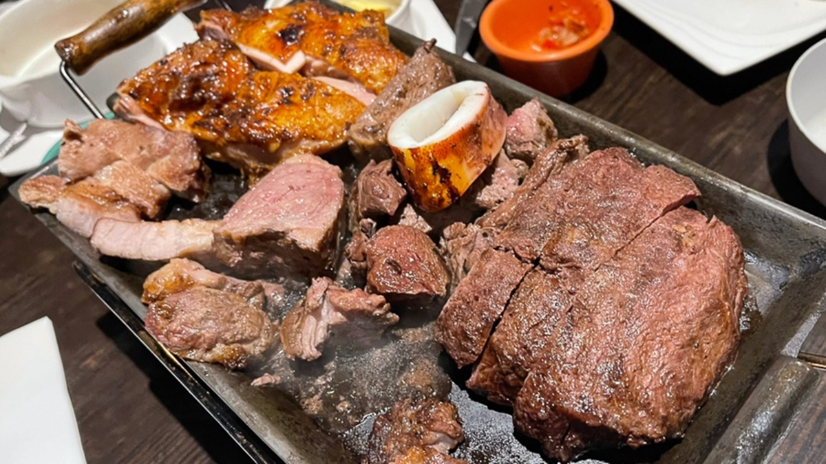 這裡主打阿根廷烤肉，並提供桌邊服務，可以享受大口吃肉的快感。（圖片來源：跟著尼力吃喝玩樂）