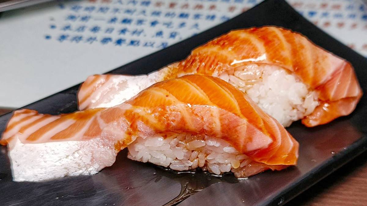 「花本家壽司」特色是特大號壽司，和台北知名的「三味食堂」有得拚。（圖片來源：鄉民食堂）