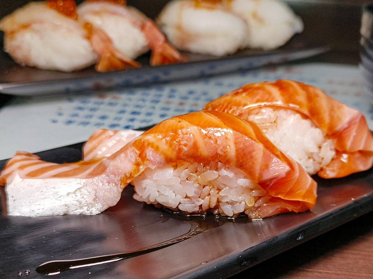 花蓮版「三味食堂」藏在這！巨無霸鮭魚壽司厚切不手軟，20元味噌湯魚肉滿滿