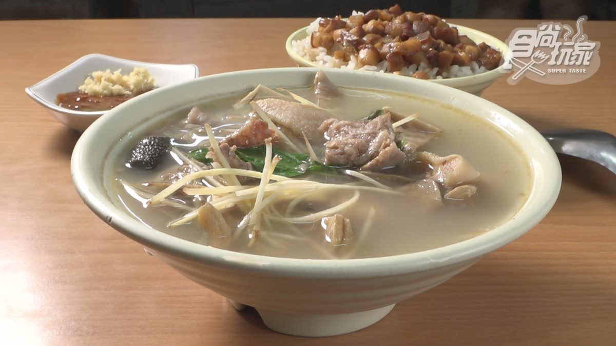 「牛雜湯」選用牛大骨每日新鮮熬煮，裡頭還吃得到４種部位。