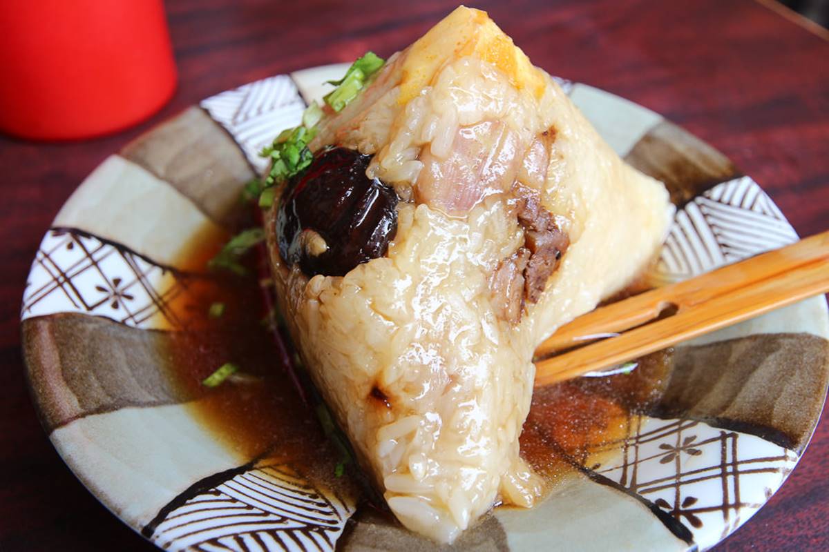飄香破百年！台南「巨無霸肉粽」整顆干貝、鮑魚包進去，淋上肉汁吃更唰嘴