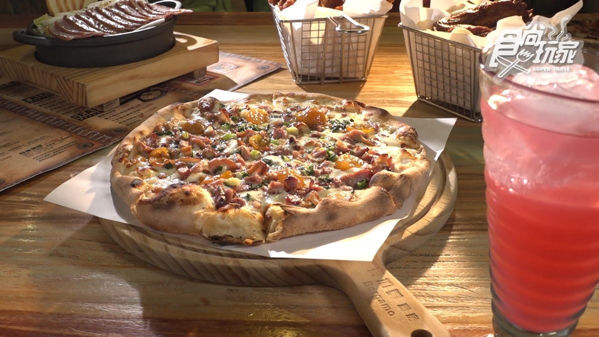 「黃金鴉片Pizza」是必點餐點之一，上面的配料都很多汁，尤其鴨賞的油脂滲透到餅皮裡面，香味十足。