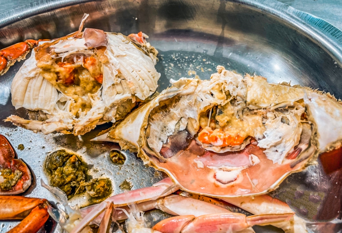 下雨撐傘也要吃！萬里最強「螃蟹料理」排隊１小時起，爽嗑清蒸沙公、三點蟹