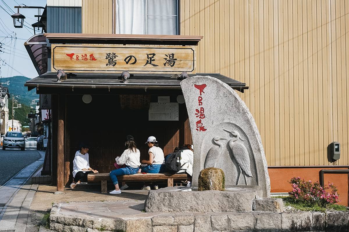 別只去箱根！日本「３大名湯之一」竟藏「青蛙神社」，９處免費足湯泡到爽