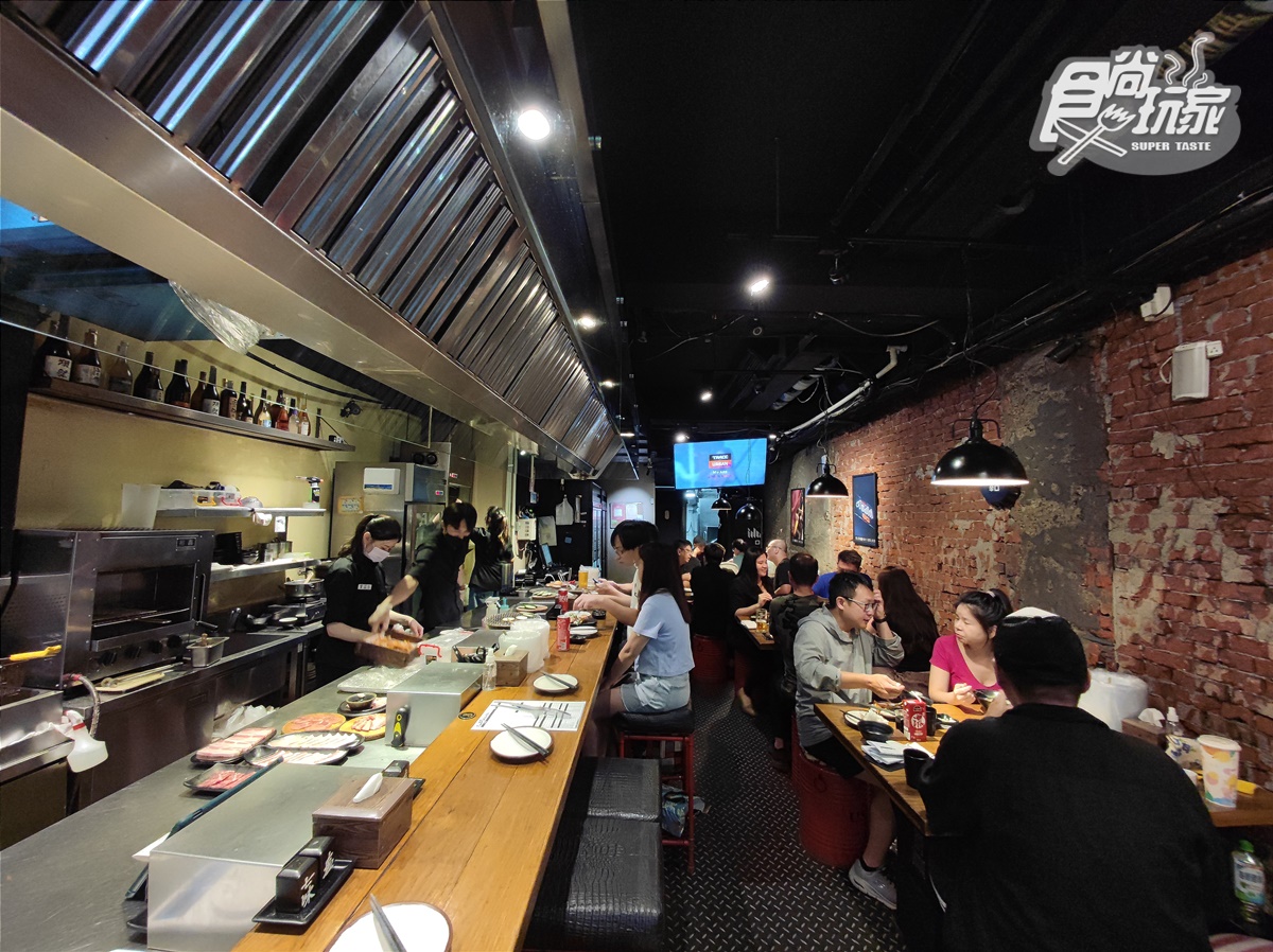 【獨家】串燒買一送一！超酷「串燒＋燒肉」居酒屋，必點厚切雞腿串、巨大牛排