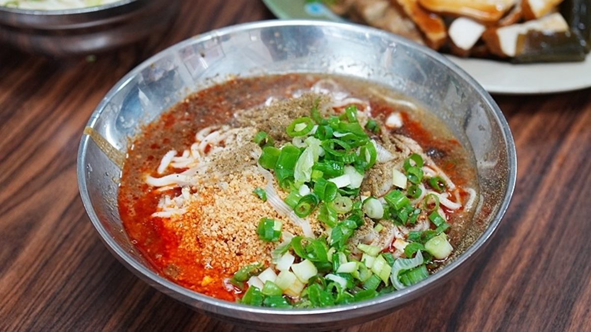 川味擔擔麵是用豆瓣醬、辣椒、胡椒、花椒調配出來的。（圖片來源：PEKO の Simple Life）