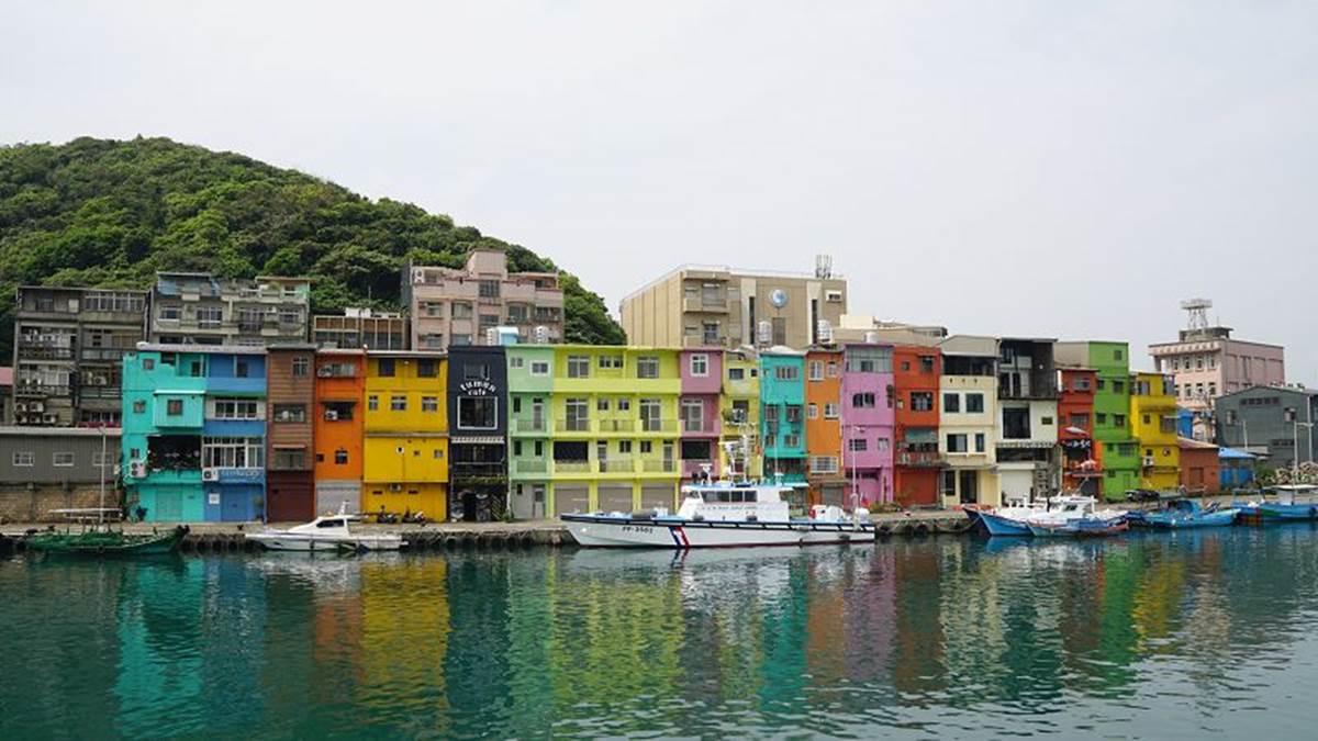 繽紛的「彩色屋」因為景色和義大利威尼斯的「布拉諾島」很像而暴紅。（圖片來源：下一站，天涯）