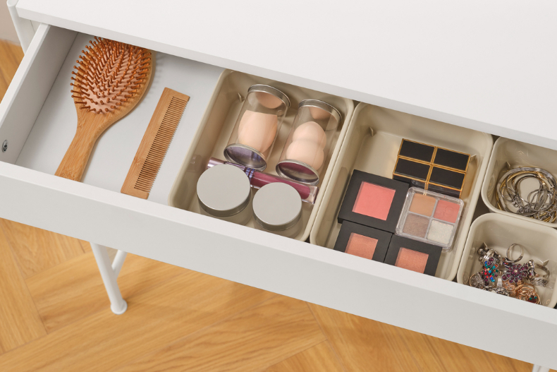 「IKEA美妝收納神器TOP7」推薦！大家都在用的「口紅之家、伸縮盒」輕鬆打造化妝區