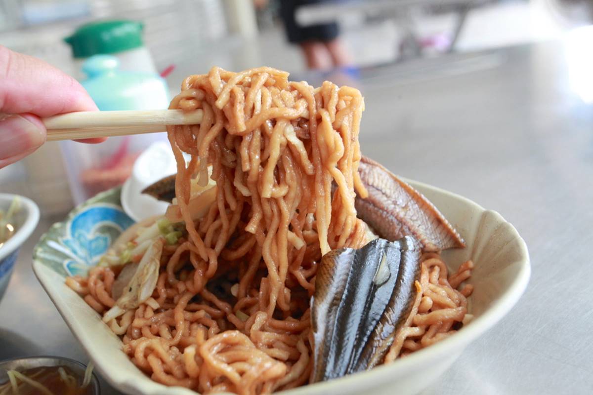 在地人心中第一名！私房「鱔魚意麵」沒觀光客３餐照客滿，大火快炒好滋味