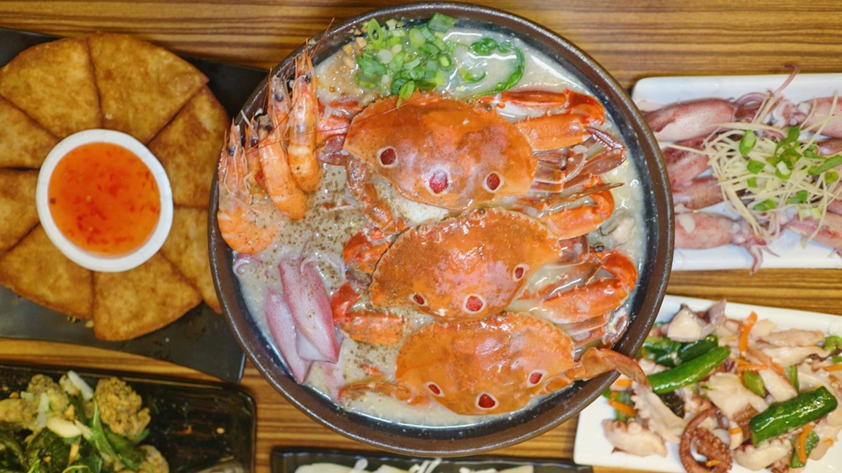 「三點蟹粥」裡頭滿滿的海鮮超澎派，讓人幾乎看不到白飯。（圖片來源：小美很愛嚐）