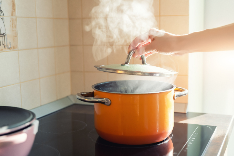 不鏽鋼鍋的「錯誤用法」5. 不鏽鋼鍋未熱便放食物