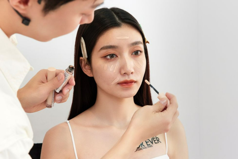 毛孔、黑眼圈別來沾邊！韓國彩妝師親授「1＋1底妝技巧」，媽生好皮全靠底妝前的「這關鍵」