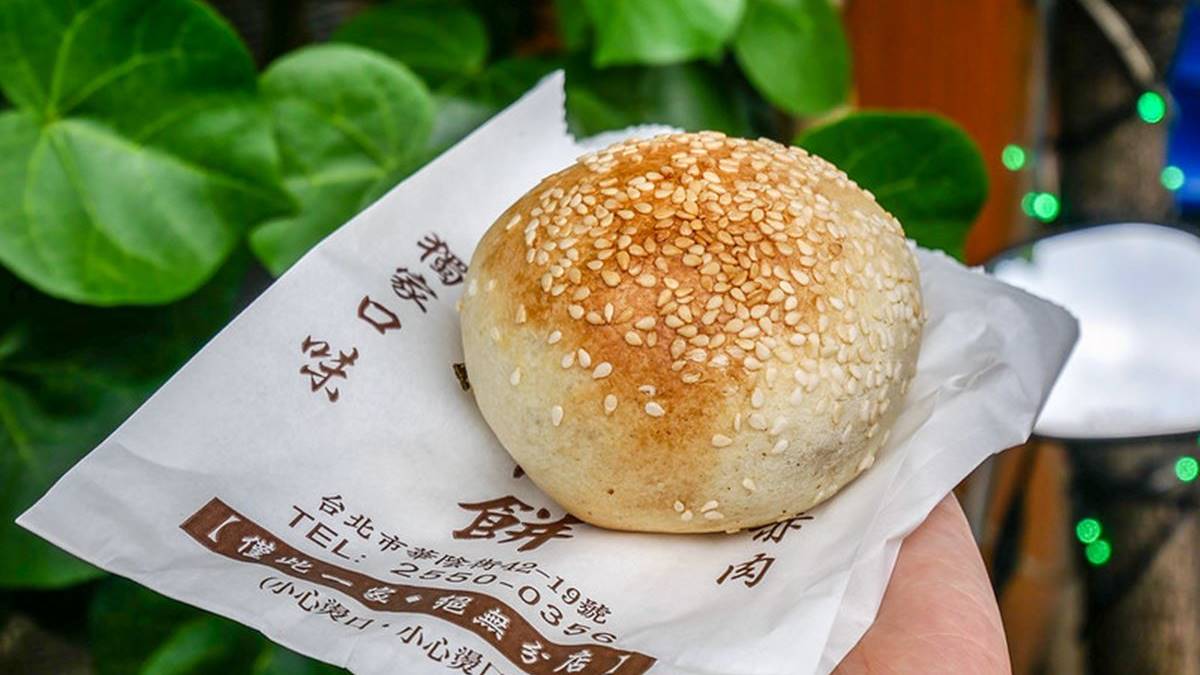 「福元胡椒餅」在網路上有著台北最好吃的胡椒餅之稱。（圖片來源：鄉民食堂）