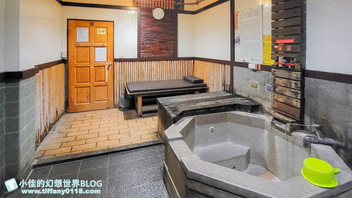 「雙人湯屋」溫泉池有１個半露天的淋浴空間、１個溫泉池、１張沙發床。（圖片來源：小佳的幻想世界）