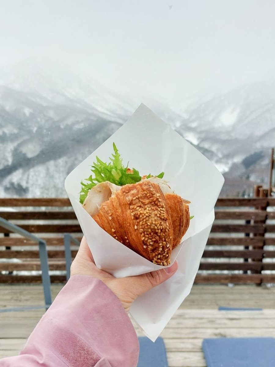 滑雪也要吃好料！日本最新必吃「雪場美食」TOP７：現煎蒜酥牛排、巨無霸可頌