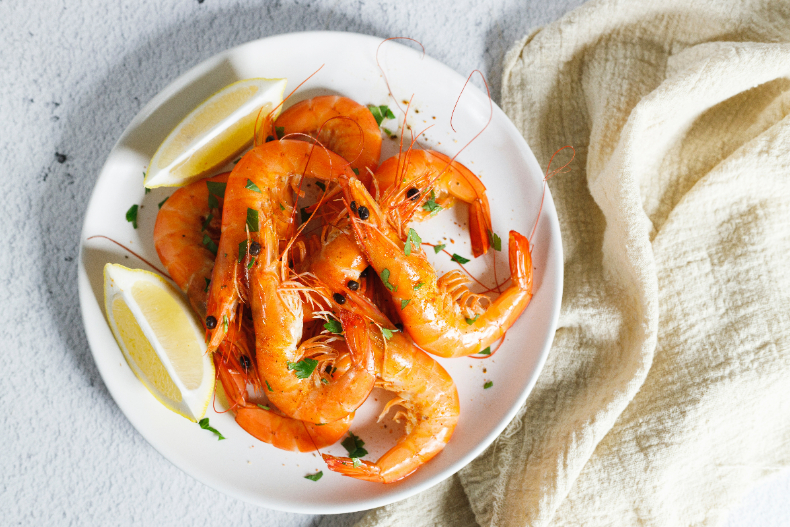 拔一根白髮，真的會長三根？營養師揭密6大養髮營養＋養成4個習慣