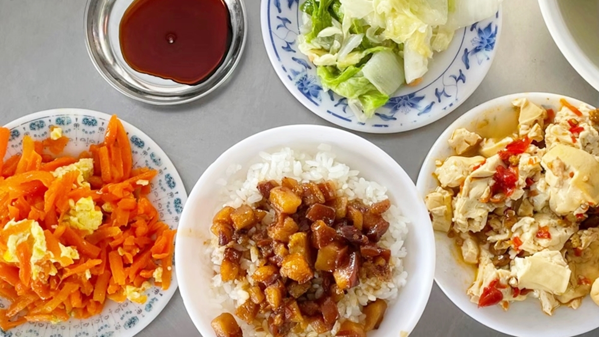 最愛「江川肉燥飯」的一點，就是有滿滿的菜色可以選擇。（圖片來源：熱血玩台南。跳躍新世界）