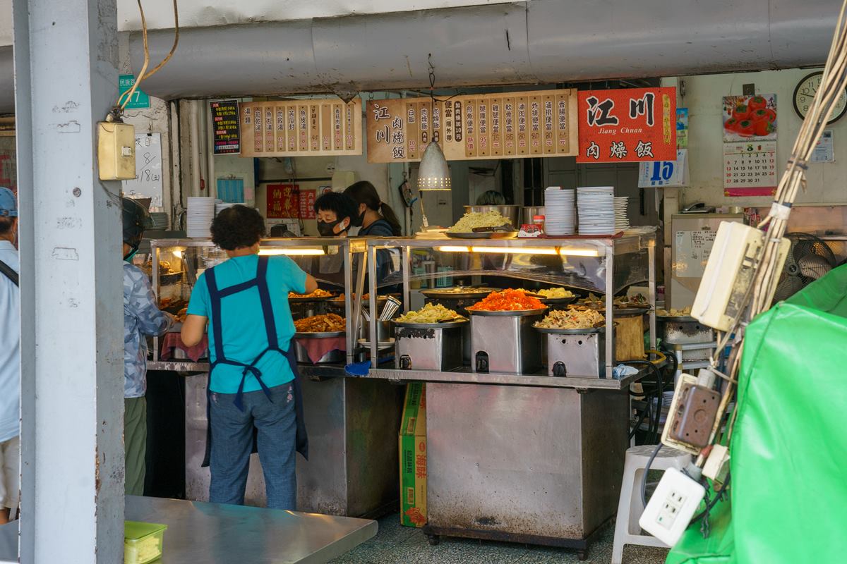 台南文化局長認證！國華街飄香60年「最頂肉燥飯」，香甜平衡不膩口好滿足
