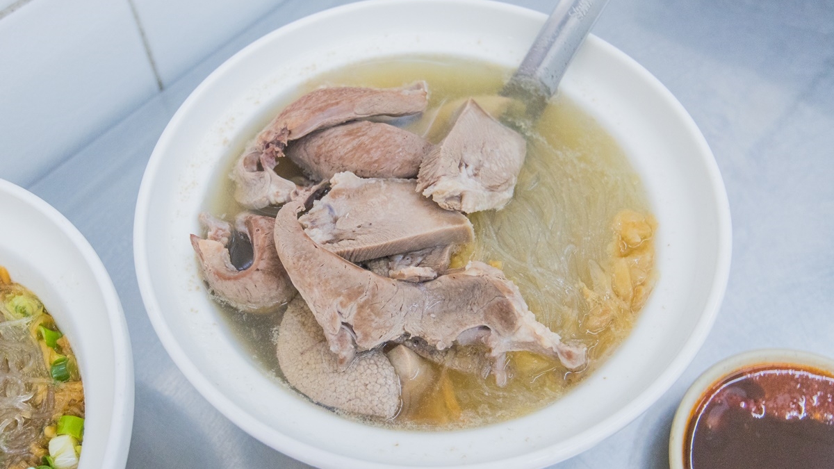 「綜合冬粉湯」可以吃到豬肝、豬心、腰子等豬內臟。（圖片來源：小佳的幻想世界）