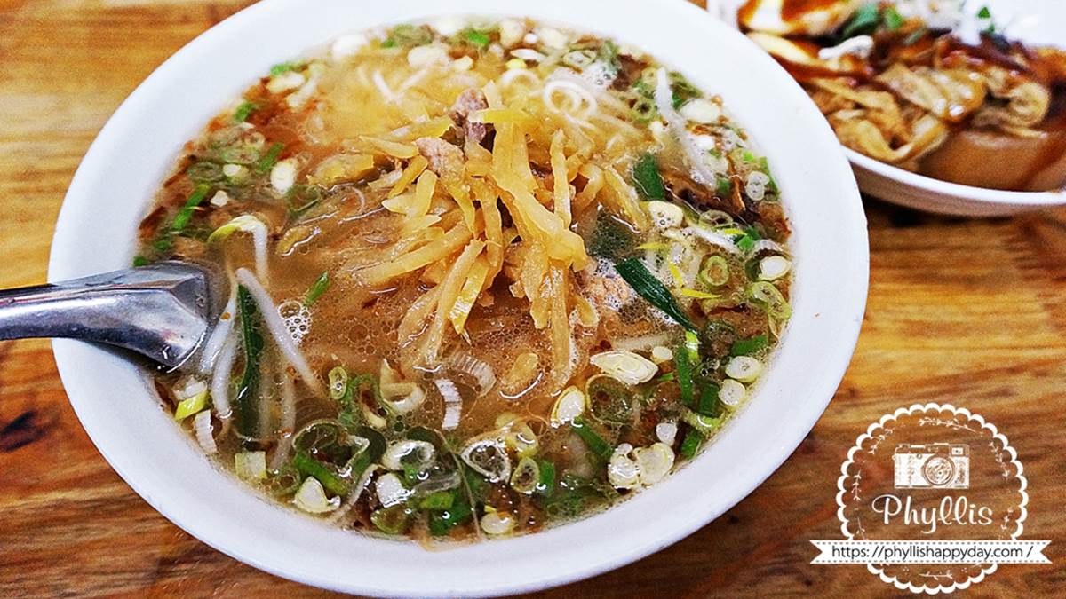 榨菜肉絲麵的榨菜給得很多，鹹酸的口感為湯頭增添了獨特的風味。（圖片來源：相片中的菲莉絲）