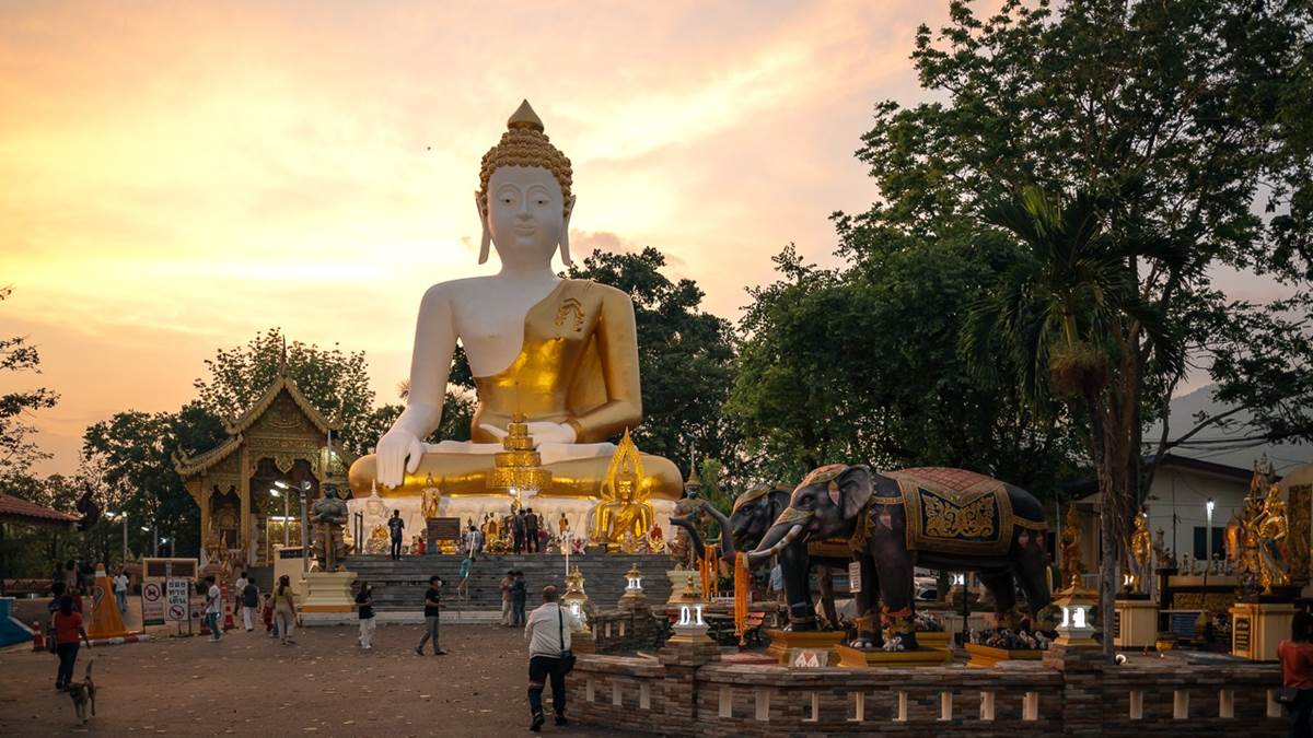 「來康寺」在清邁當地頗有名氣，是間求財很靈驗的佛寺。（圖片來源：Pengu Travel）