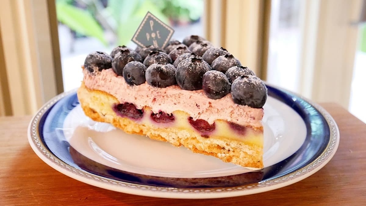 「我的藍莓夜」蛋糕上頭鋪滿藍莓視覺感超棒，絕對是莓果控的愛。（圖片來源：美食鐵粉靜香兒）
