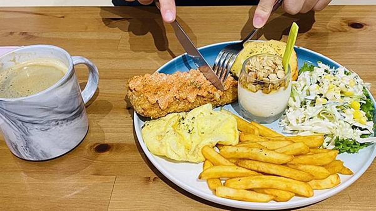「明太子魚排優格沙拉套餐」有明太子魚排、生菜沙拉、大蒜麵包等。（圖片來源：大海愛上藍天旅遊日記分享）