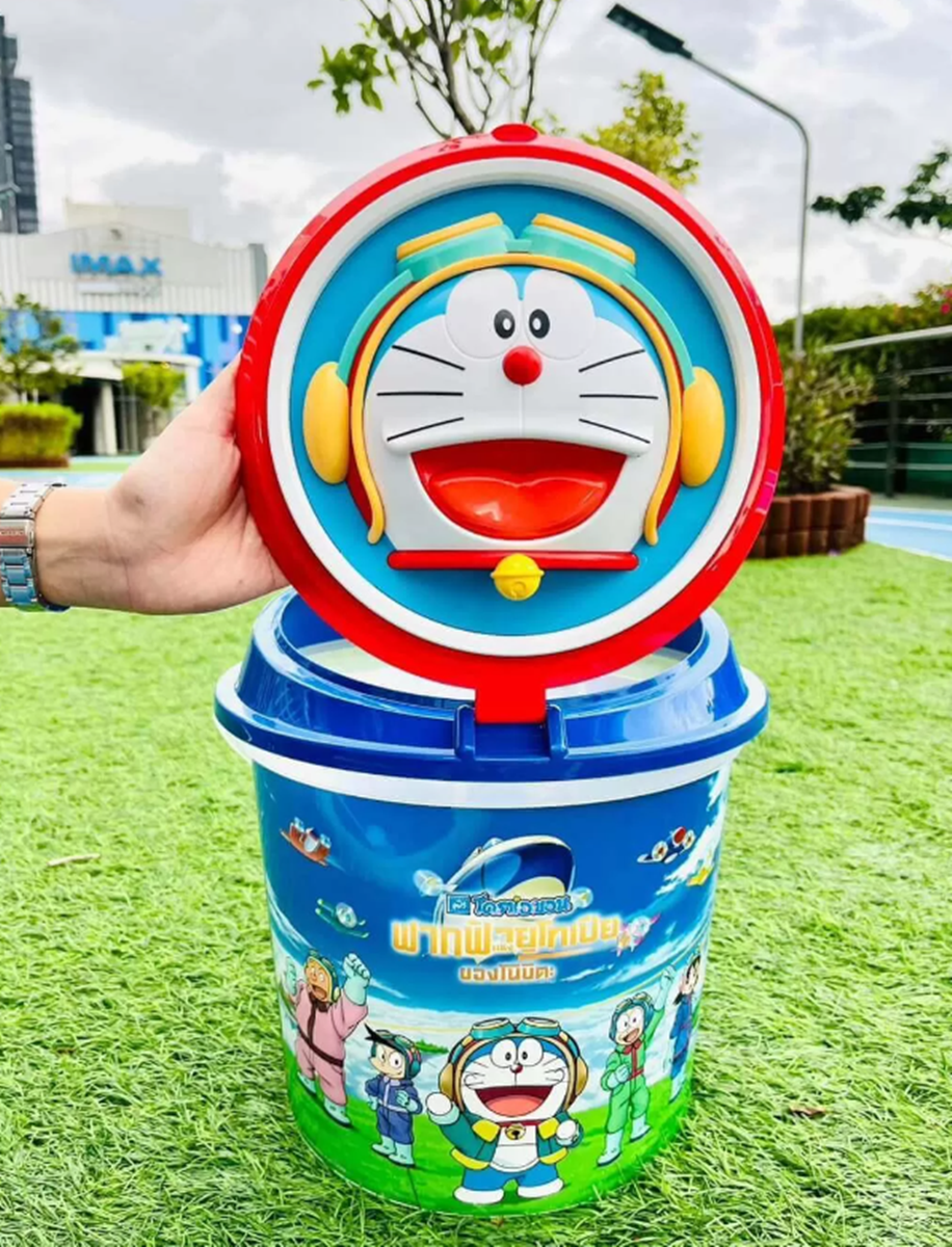 最新「哆啦A夢爆米花桶」超Q萌！化身飛行員、立體盾牌造型，還可當置物桶
