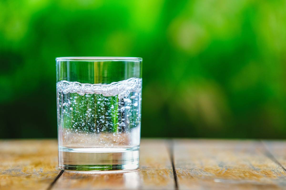 不愛喝水有理由了？氣泡水因為「２原因」，更快解渴還讓冰涼效果加倍