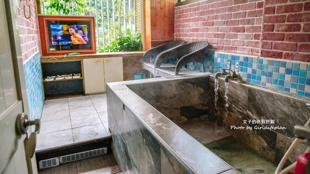 雙人溫泉湯屋浴缸很寬敞，重點是有電視可以看，選用清澈弱鹼性碳酸氫鈉泉。（圖片來源：女子的休假計劃）