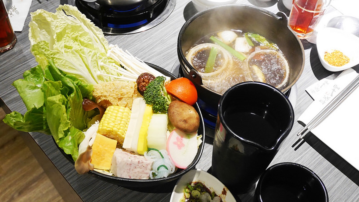 套餐包含柴魚昆布湯底、白飯、野菜盤、主菜、飲料、冰品。（圖片來源：曼達愛吃鬼）