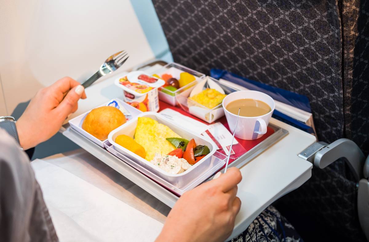 別再怪航空公司！飛機餐為什麼總是很難吃？專家解答「１關鍵原因」害的