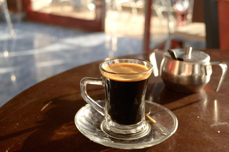 每天都要咖啡因的人必看！13款「咖啡卡路里」大公開：黑咖啡最適合減脂人，「這款」糖分、熱量都爆表