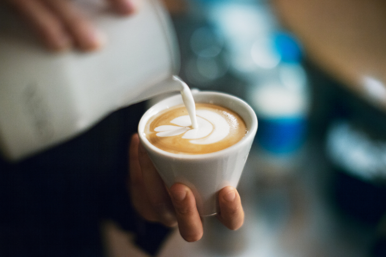 每天都要咖啡因的人必看！13款「咖啡卡路里」大公開：黑咖啡最適合減脂人，「這款」糖分、熱量都爆表