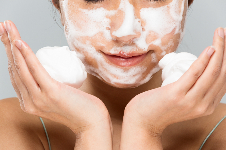 秋冬護膚秘訣公開！日本專家親授6招「低成本」保濕防乾燥：洗臉超過「這秒數」易現乾紋 